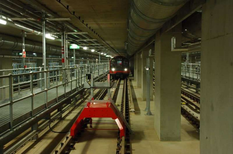 walkway-with-train